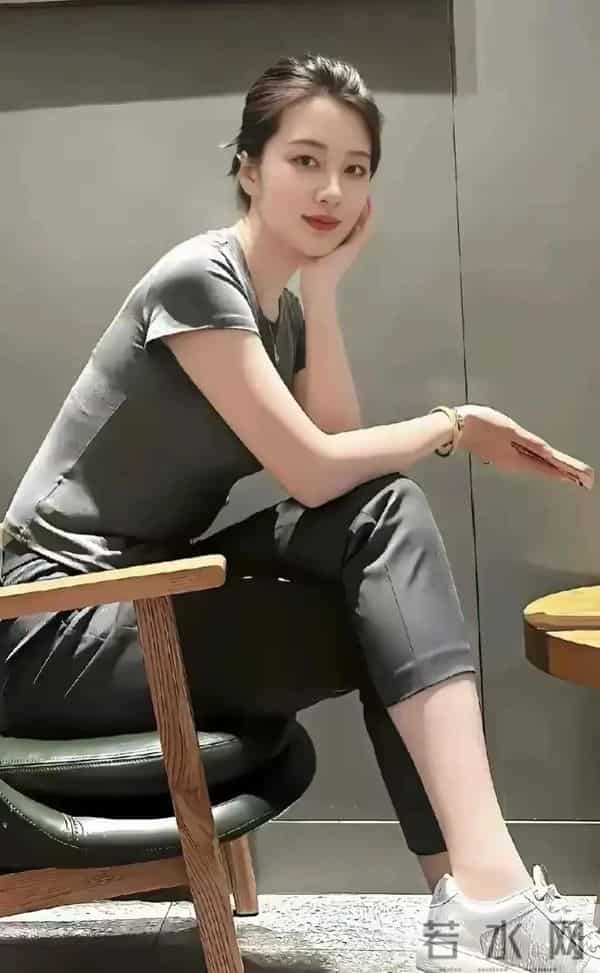 她这大身板,也太完美了吧,目测身高180,长相不输明星