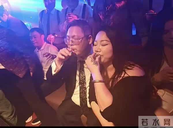 向佑彻底没救了！现身南昌酒吧，新交的女友又胖又颓，烟酒不离手