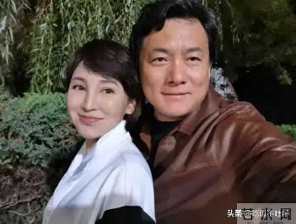 她19岁与导演私奔，在地下室裸婚连生3胎，今被丈夫用7部剧捧红！