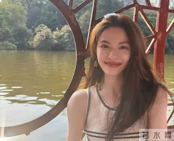 钟楚曦又“抢”C位?这一次合影环节站中间,抢风头争议又来了