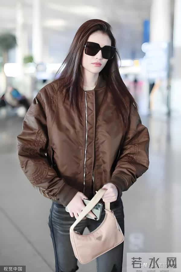 何穗夹克搭破洞裤酷劲十足 踩长筒马丁靴气场强