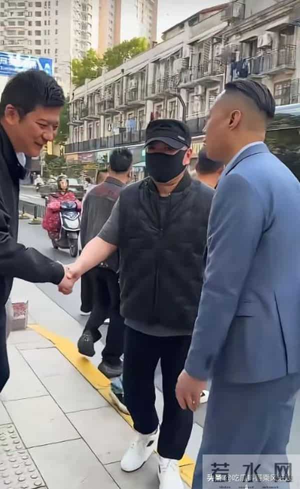 郭德纲王惠出行,司机停车停路中央,工作人员竟伸手拦过路自行车