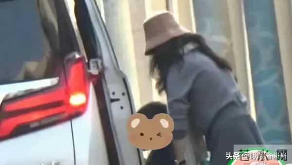 章子怡成孩子王,带儿子女儿先吃烤肉又打游戏,不理金鸡奖纷争