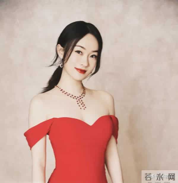 杜江霍思燕机场被偶遇，二人气场强大，霍思燕挽着杜江胳膊好甜蜜