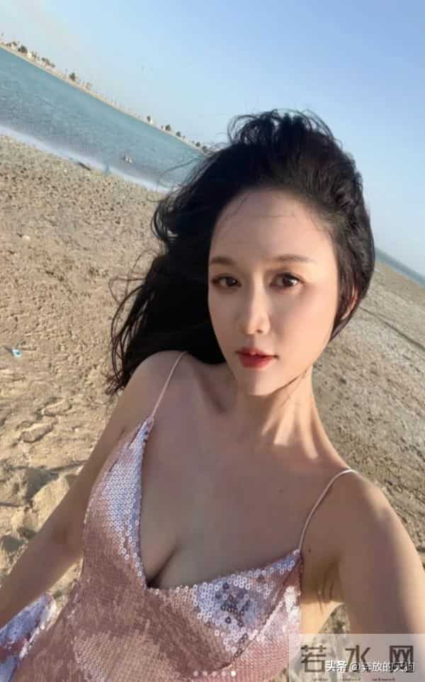 46岁陈乔恩晒端午海边玩耍!老公视角下身材紧致有料,艾伦好会拍