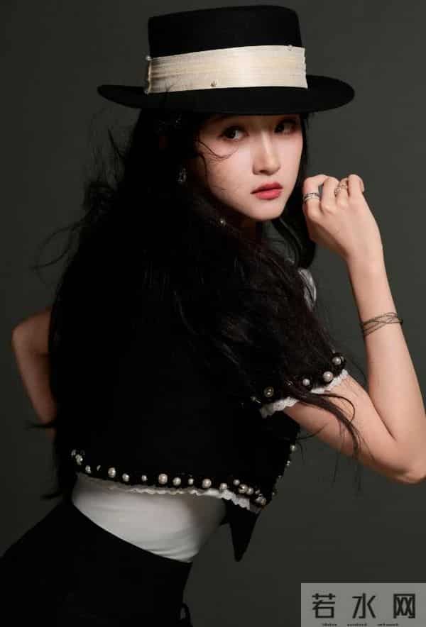 娱乐圈满族美女图鉴：每一位都貌美如花，谁最令你意想不到？