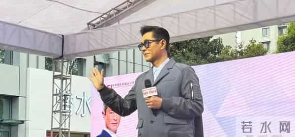 墨镜，手机，时代变化里的古天乐