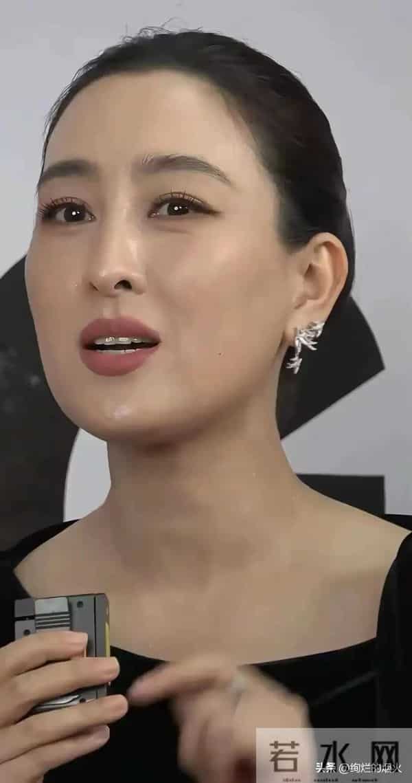 44岁马苏好漂亮,真会保养 脸上没有皱纹,皮肤紧致 看着跟小姑娘