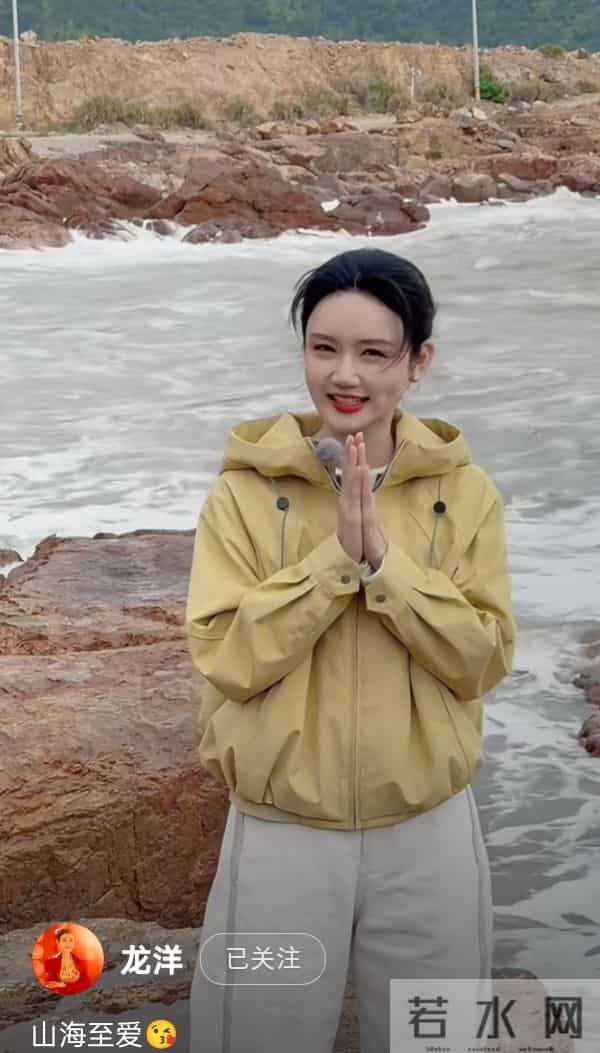 龙洋海边录节目:浅黄冲锋衣配简约盘发,气质明媚自带松弛感