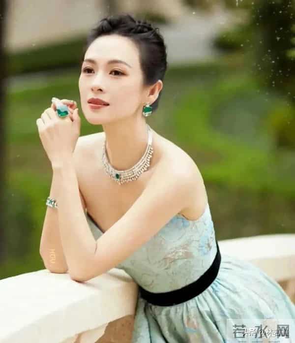 章子怡带儿女与友人吃烧烤、打游戏，儿子活泼可爱，醒醒身高抢镜