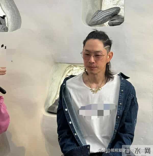 47岁吴建豪在纽约参加时尚活动,他留了长发,颜值大不如前!