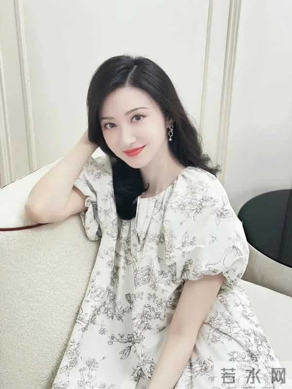 景甜尝试温柔碎花连衣裙，好温柔淑女啊