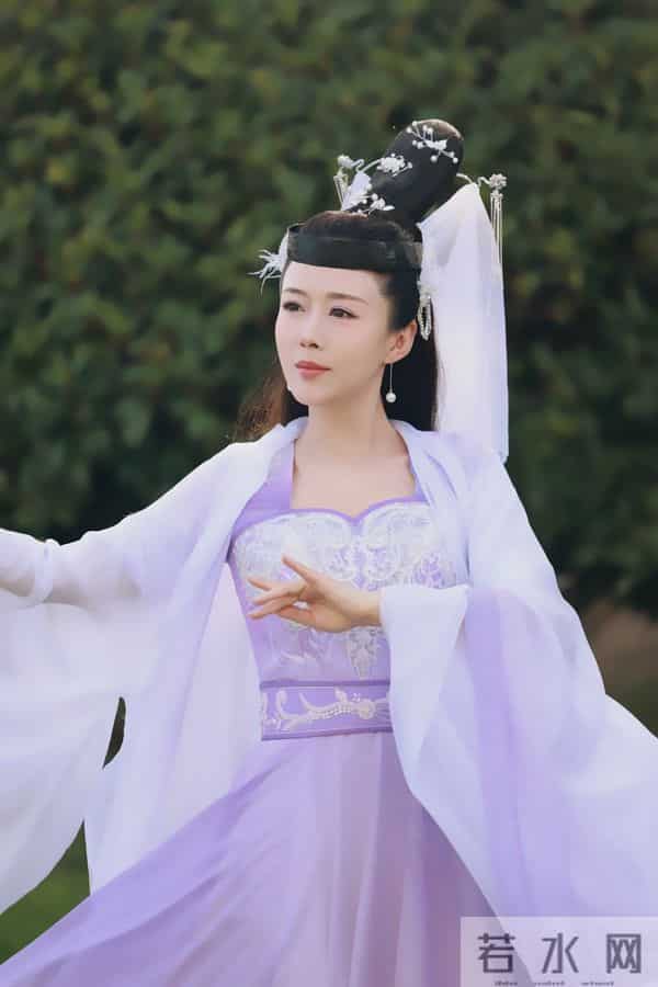 颜丹晨成电影红毯女王,红色泡泡裙惊艳全场,宋佳封后印小天蹭流