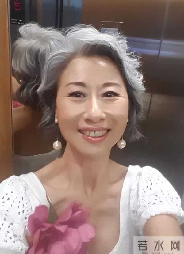 64岁叶蒨文在广东佛山逛街,没有医美痕迹,但白发苍苍太显老