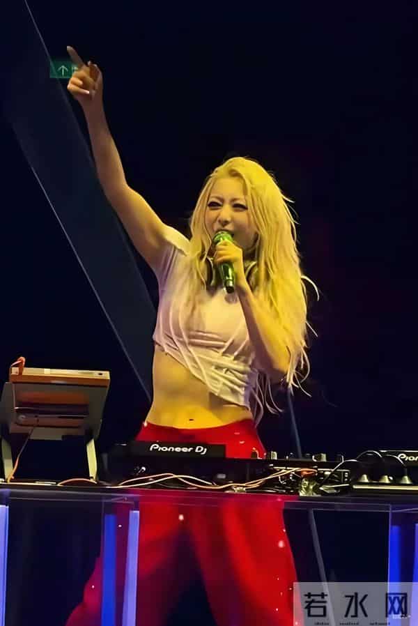 53岁郑秀文现身澳门，穿紧身背心身材火辣，生图近照像二十出头