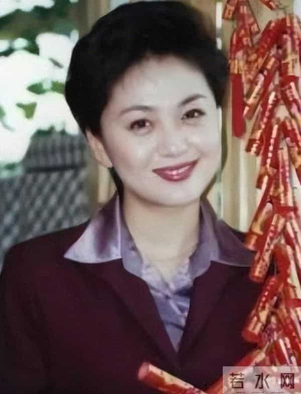 被央视“除名”后，51岁的海霞亮出新身份，老公是名声响亮的他