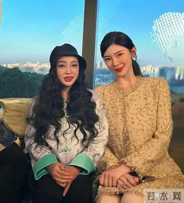 刘晓庆这是吃了防腐剂了吗？新中式大波浪状态真好