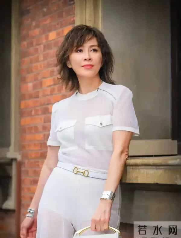 59岁刘嘉玲穿着透明，若隐若现，引发网友热议，气质优雅显年轻。