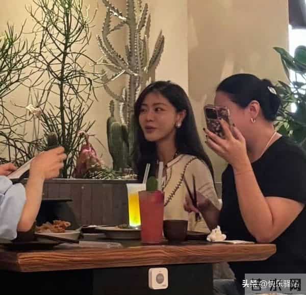 邓家佳在重庆吃烤鱼被偶遇，小姨妈气质绝了 脸小精致 美得恰到好处