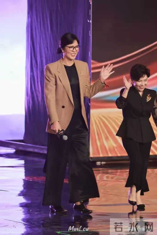 65岁郎平与52岁邓亚萍同框,一个医美后回春,一个美的原生态