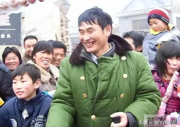 风水轮流转,接连传来喜讯的大衣哥,让前儿媳陈亚男悔得肠子都青了