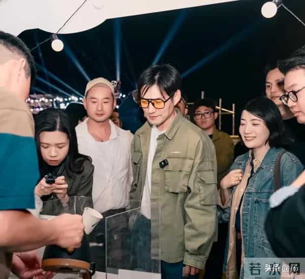 46岁严屹宽和朋友泉州逛街,打扮低调外表好年轻,脸蛋是真抗打啊