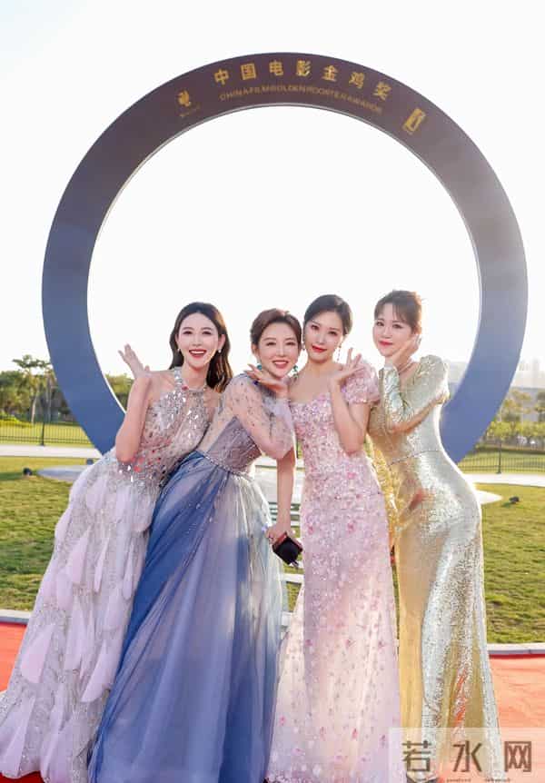 李丹儿亮相金鸡奖红毯,穿闪钻挂脖纱裙气质温婉