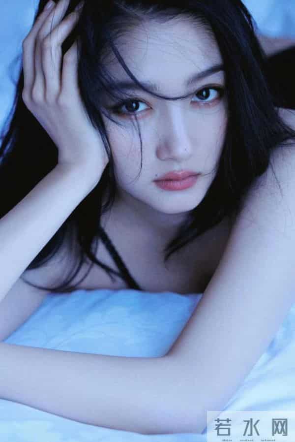 关晓彤 大长腿耀眼,酒店私服性感写真