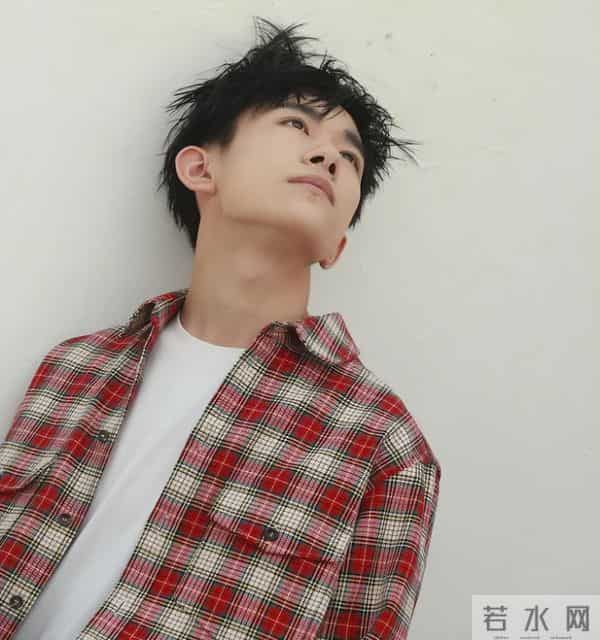 24岁摘金鸡影帝！易烊千玺的封神之路,藏着3个硬核真相