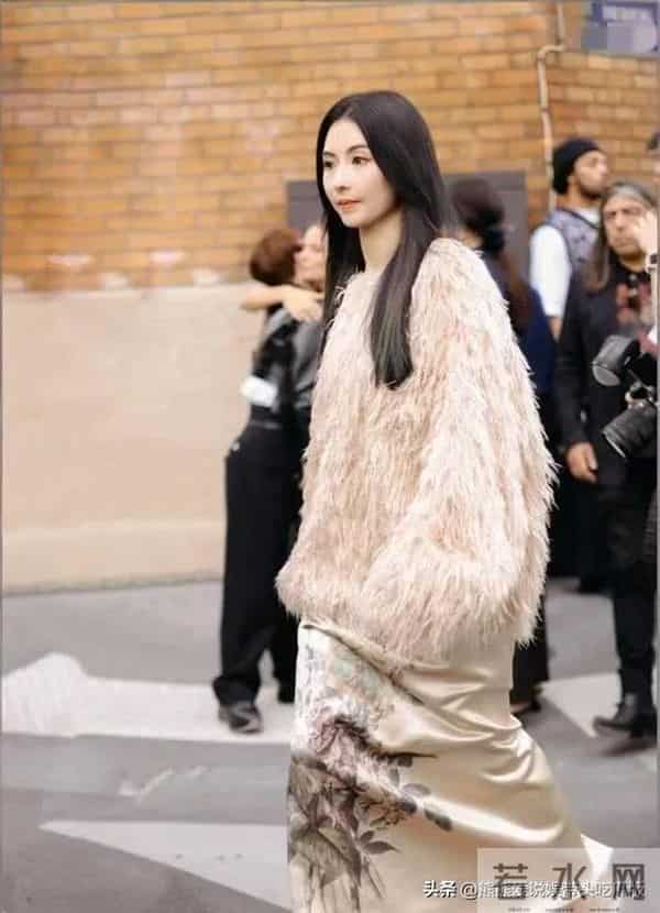 张柏芝这回风格大变!穿毛绒上衣+国风半身裙,贵气又高级!