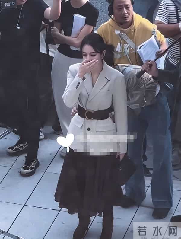 迪丽热巴空降家居城！五官锋利皮肤紧致，与连病仨月状态差别大