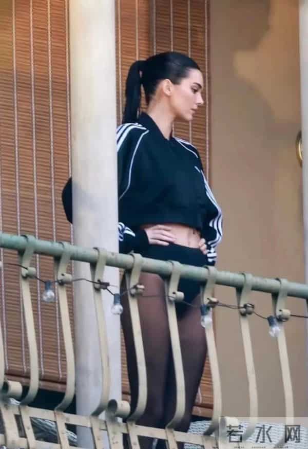 绝了!肯豆这短款夹克太会搭,露腰|黑丝 休闲运动风也能这么辣