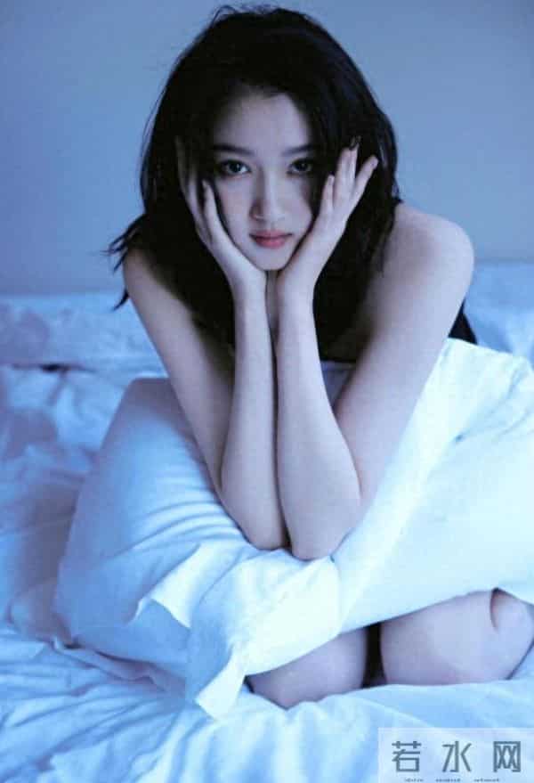 关晓彤 大长腿耀眼,酒店私服性感写真