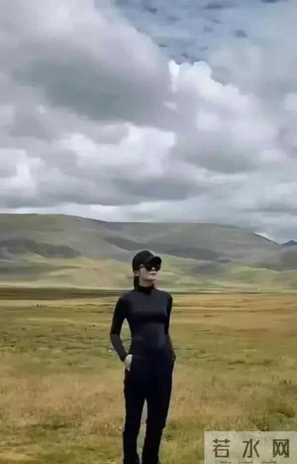 46岁刘涛洱海放飞了!穿黑色紧身瑜伽服身材火辣,这状态嫩回26岁