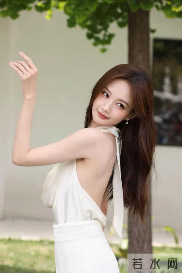 李一桐白色露背连体裤+浅笑回眸