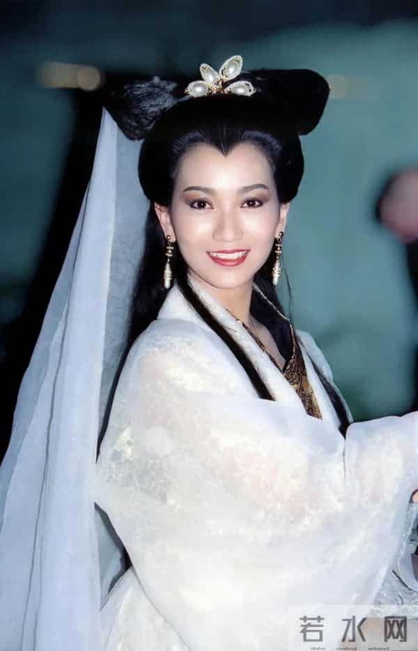 72岁赵雅芝太拼!穿高开叉裙跳“擦边”舞,累到大喘气还敲架子鼓