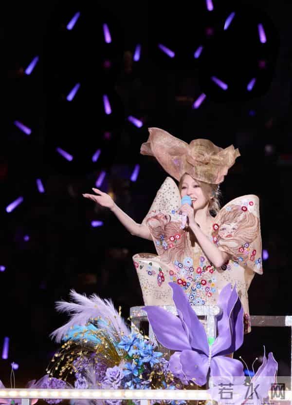 神仙联动!张韶涵觅光演唱会穿高定,老朋友懂她的倔强与光