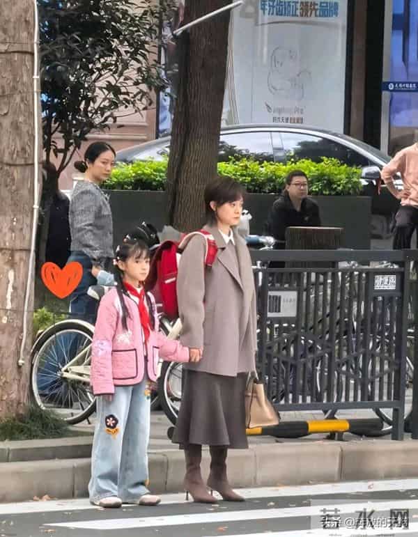上海偶遇孙俪！她牵着小女孩的手过马路，画面太有爱了
