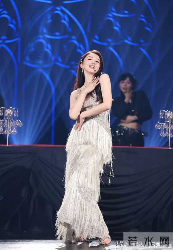 董璇 二婚首秀劲歌热舞 热辣身姿很迷人