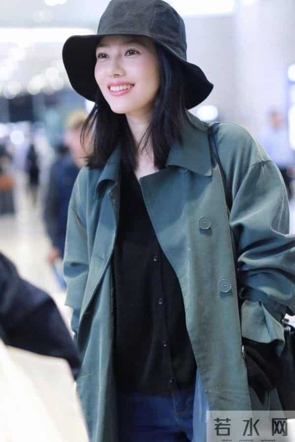 45岁高圆圆又带火了简约穿搭:羊羔毛外套内搭一身黑,高级又洋气