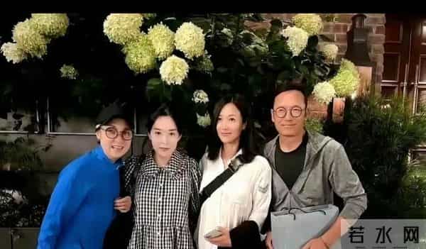 徐静蕾、苗侨伟夫妇和好友在加拿大聚餐。