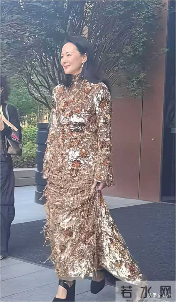 实话实说,咏梅老师不太适合这裙子太难看了,她就适合简单大方的