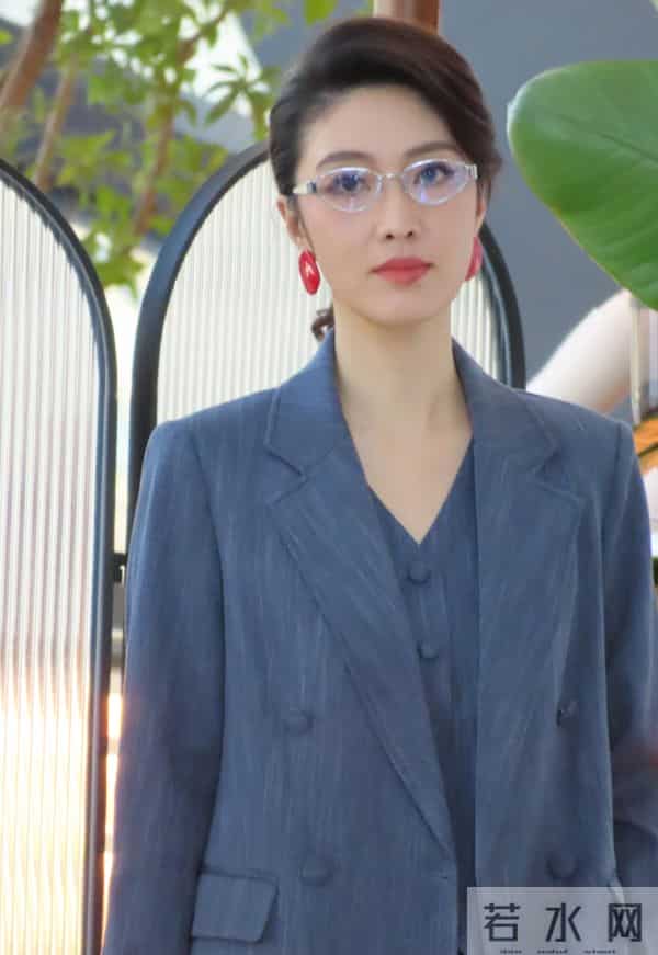 何卿分享美图，蓝西装配高马尾，气质优雅美得好高级