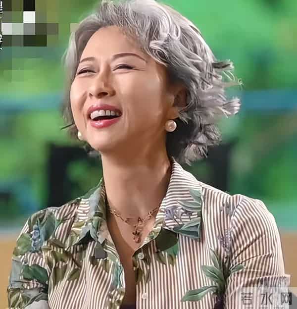 64岁叶蒨文在广东佛山逛街,没有医美痕迹,但白发苍苍太显老