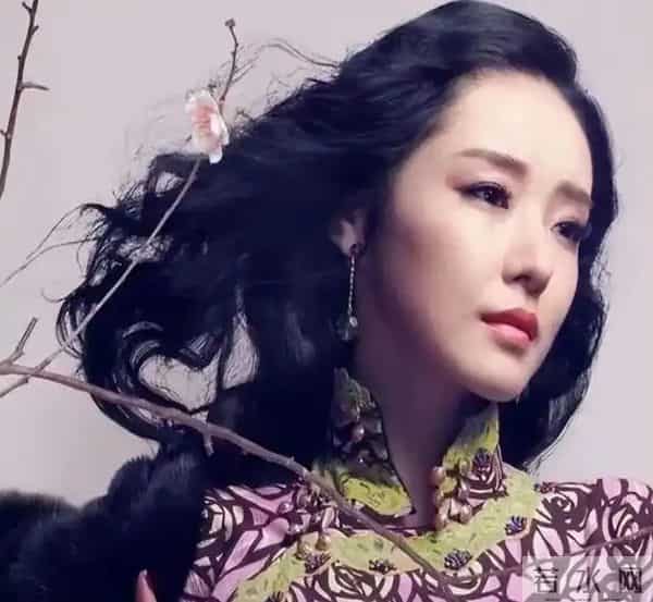 曾被张艺谋力捧,火后与富豪卷款61亿逃亡国外,现在的她过得如何