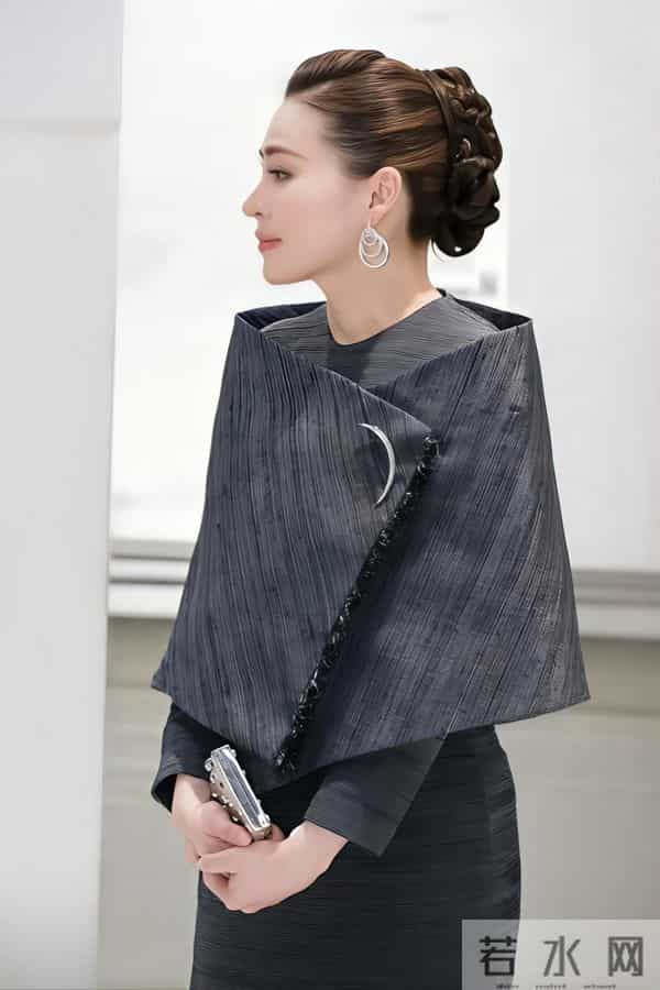 泰国王后“斗篷裙”封神！正式场合高级感穿搭公式，普通人直接抄