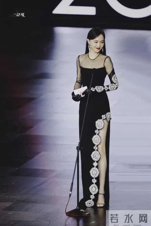 唐嫣红唇 黑长裙高开叉，腿好长好白啊！