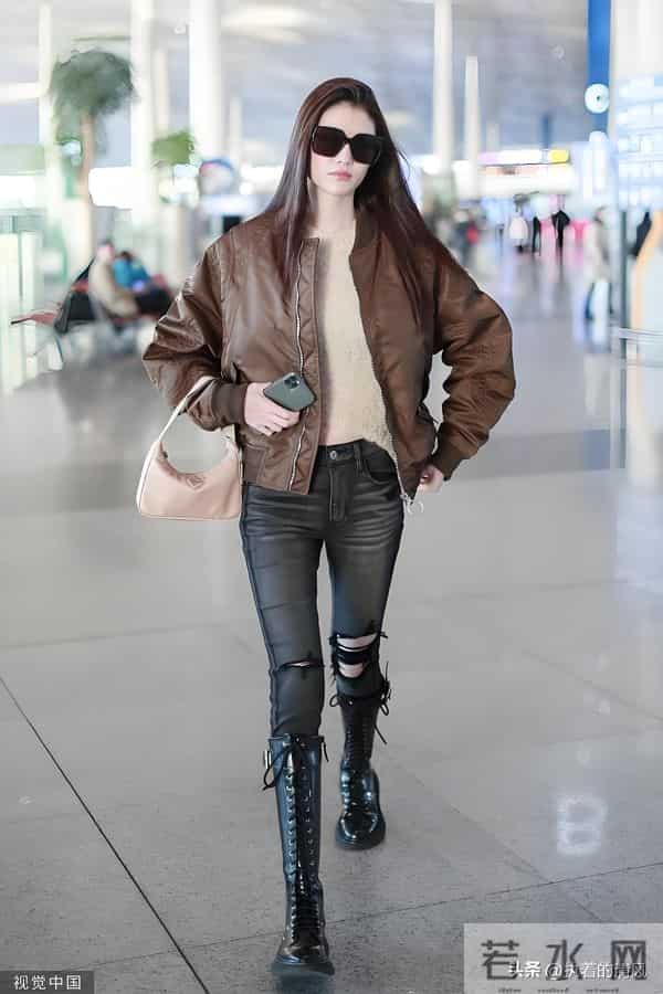 何穗夹克搭破洞裤酷劲十足 踩长筒马丁靴气场强