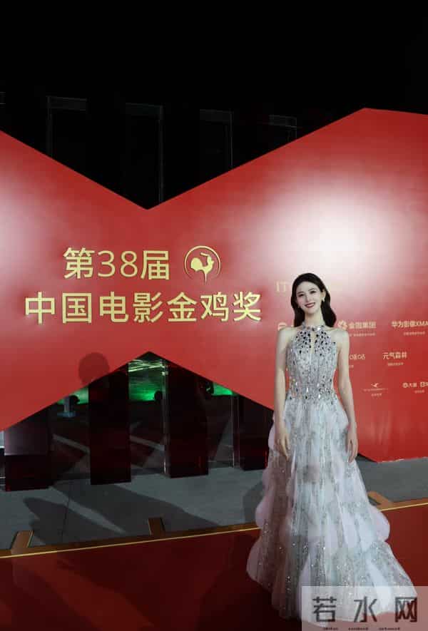 李丹儿亮相金鸡奖红毯,穿闪钻挂脖纱裙气质温婉