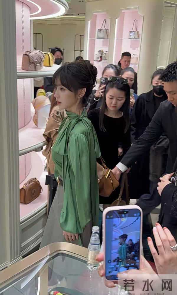 田曦薇现身上海恒隆,怼脸拍也好美,可盐可甜,捂嘴笑都那么漂亮